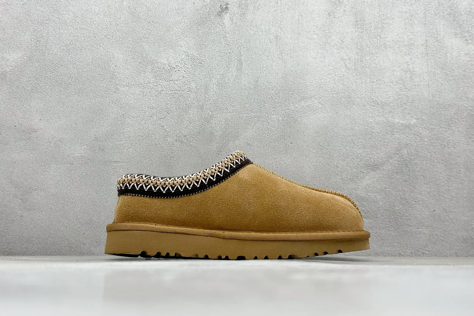 🐲💰 520 support store UGG Tasman ethnic style half slippers, Xiaohongshu hot style. This style is conceived based on the colorful traditional Chinese costume culture, exquisite craftsmanship, unique style and unique style. It fully demonstrates the style of this nation and has become the most popular fashion element in the world! Sheep fur is integrated with high quality to keep warm and lock in heat. Made of TPU molded suede upper material. Built-in artificial curly wool plush lining and insole. Choose 10mm UGGPURE™ implanted wool lining and removable UGGPURE™ implanted wool insole. Item No.: 5955 Size: 35-44. It is recommended to choose one size larger.